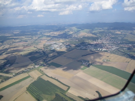 Ještě 900 m vysoko nad políčky u polského Klodska. Krize přijde za nedlouho